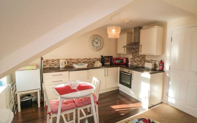 Carisbrooke House, Apartment 6