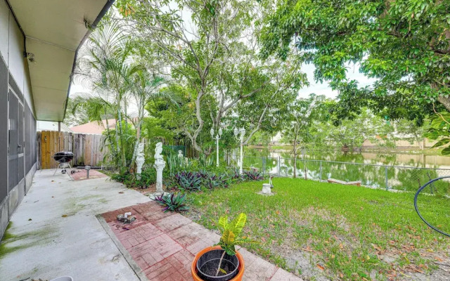 Family-friendly North Lauderdale Home w/ Grill!