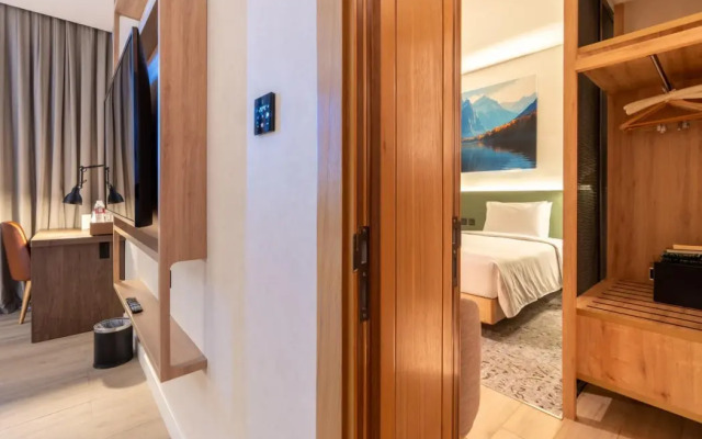 West Walk Retaj Hotel