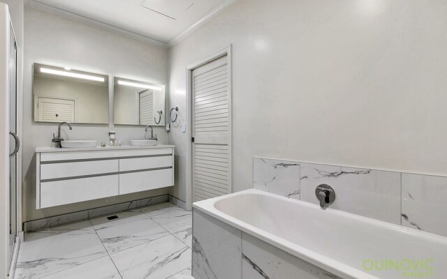 QV Spacious Waterfront with Carpark -962