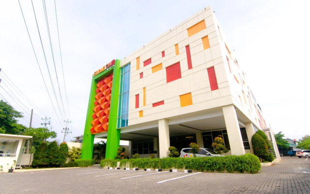 Front One Hotel Purwodadi