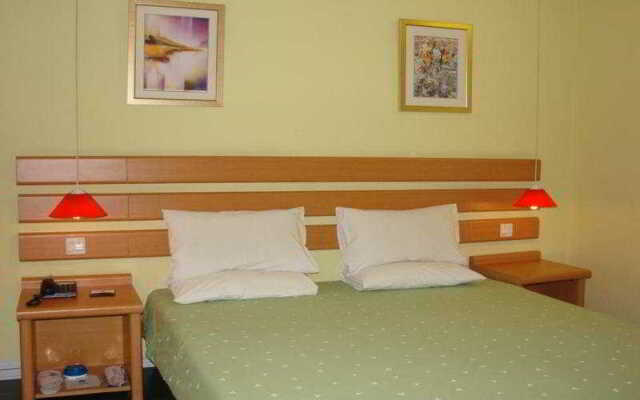 Home Inn LongDong Avenue