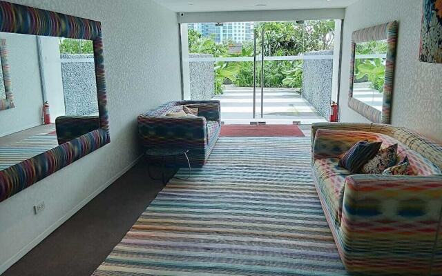 Oasis Regency @ Acqua Livingstone near Rockwell