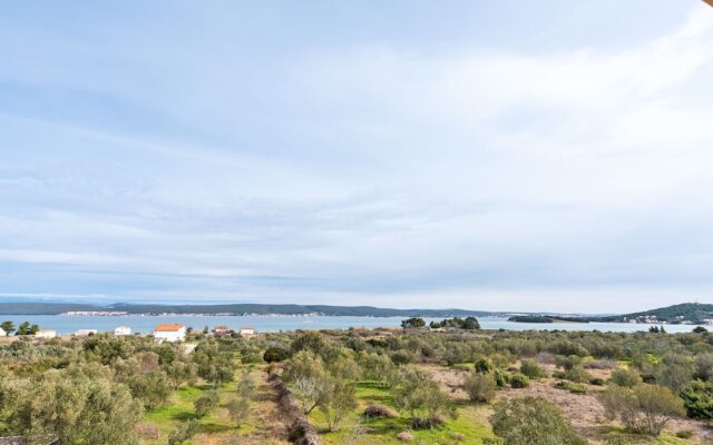 Simplistic Apartment in Neviđane near Sea Beach