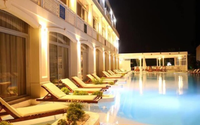 R Hotel by Rooms
