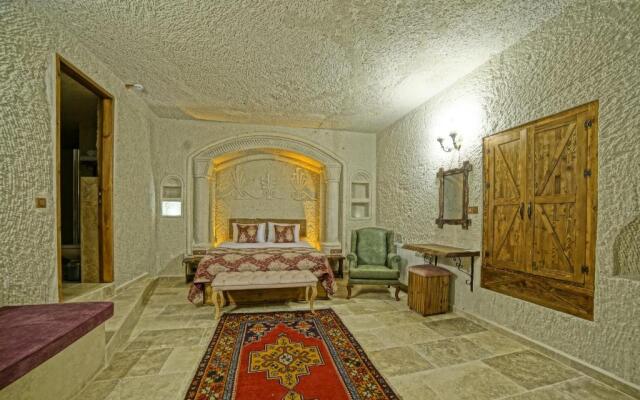 Risus Cave Suites