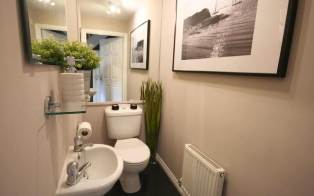 Contractorscleancharming 2-bed House in Coventry