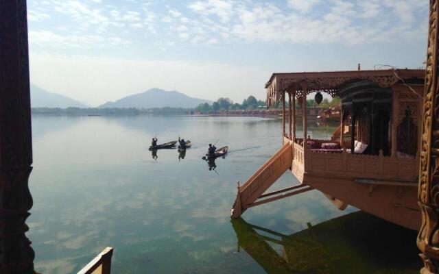 Wangnoo Houseboats