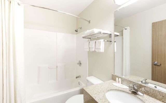 Super 8 By Wyndham Liverpool/Clay/Syracuse Area