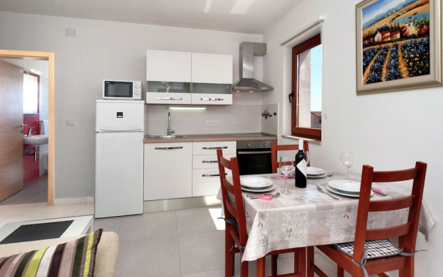 Nice Apartment With Balcony on the Second Floor With a Lovely View of the sea - Apartment in Porec - Photo 4