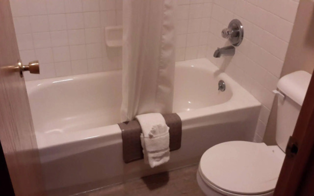 Lakeshore Inn & Suites