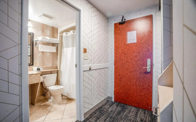 Monte Carlo Inn Barrie Suites