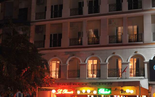 Le Parrot's Inn