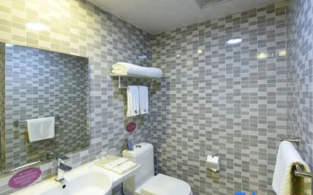 Huhua Hotel (Jiaotong University Jiangchuan Road Metro Station)