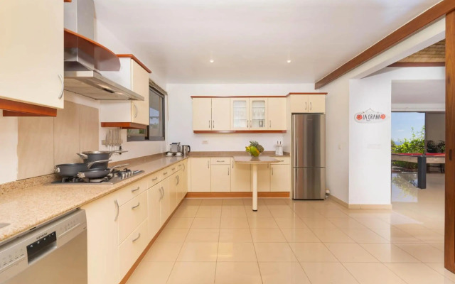 Magnificent 5 Br Villa with pool: amazing views