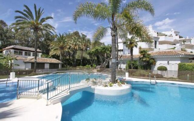 1104 First Line Beach Apartment Golden Beach Pool