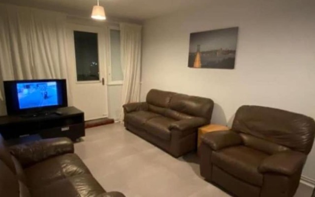 "room in Apartment - Normanton - Family Room With Balcony"