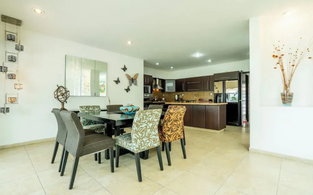 Spacious 5 Bedroom Oasis with Pool & BBQ