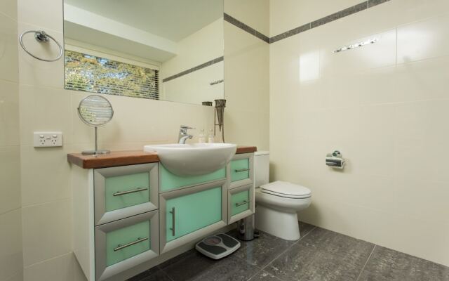 Tura Beachhouse in Dolphin Cove