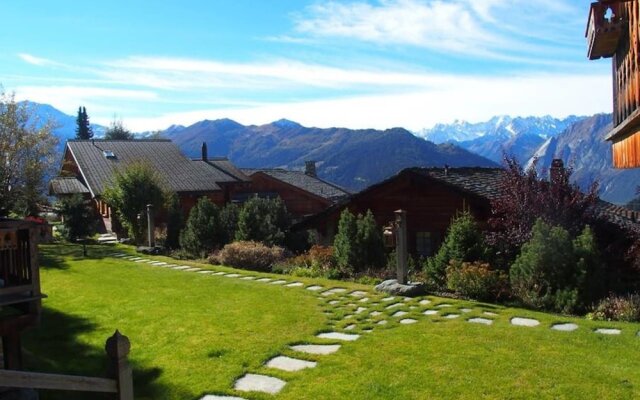 Cozy fully serviced Twin Chalets