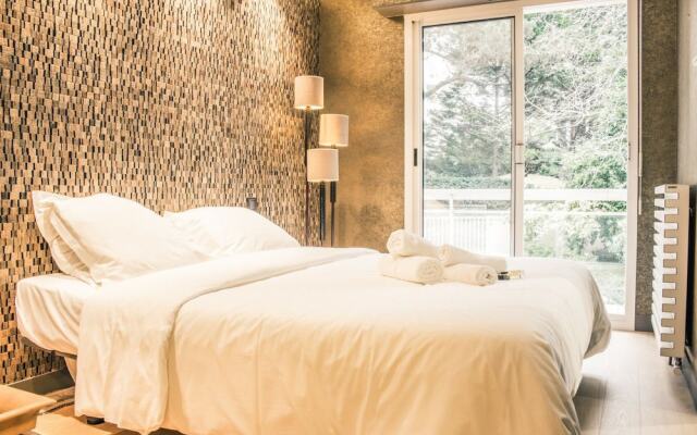 Spacious Apartment With Balcony / Terrace Crossing in Green Surroundings