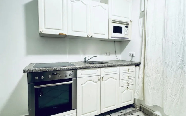 Cozy 3BR Apt with Garden Sleeps 10