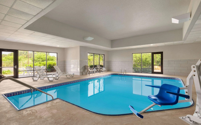 Super 8 by Wyndham Germantown/Milwaukee