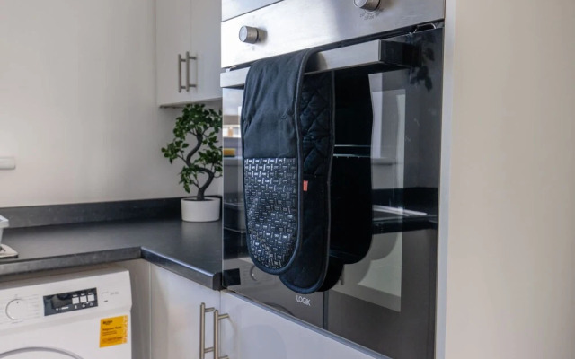 Modern 3 Bed House-free Parking