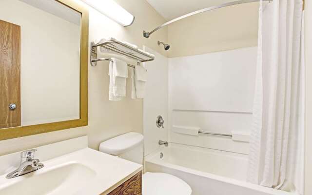 Super 8 by Wyndham Baltimore/Essex Area