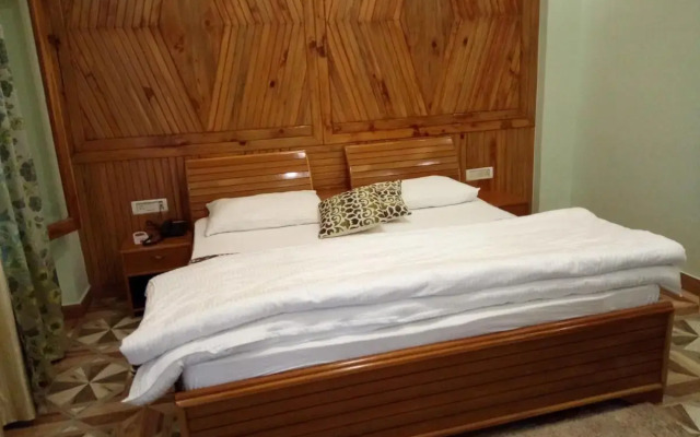 The Golden Peak, Hotel