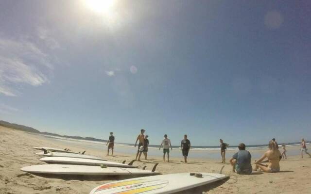 Burnt Toast Surf Camp - Hostel