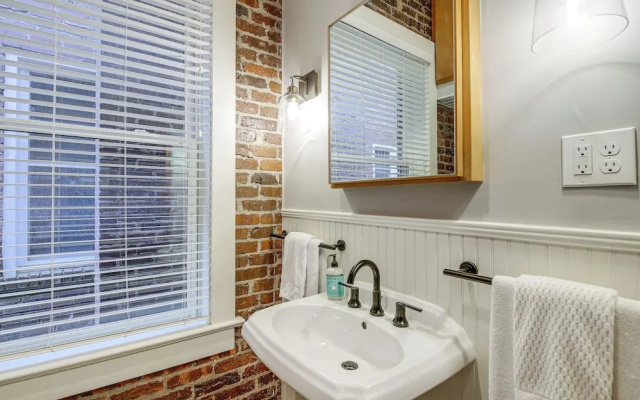 Stylish Dtwn Knoxville Condo w/ Rooftop Deck!