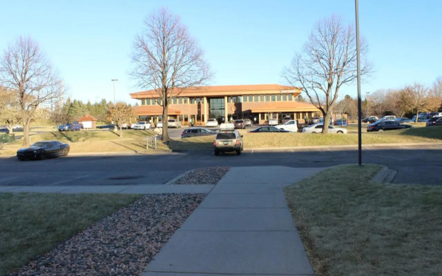 Select Inn Maple Grove