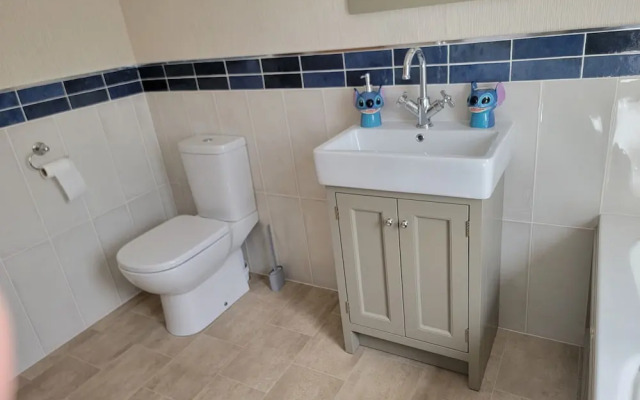 Luxury 2-bed Lodge in Routh, Sleeps 4 With Hot Tub