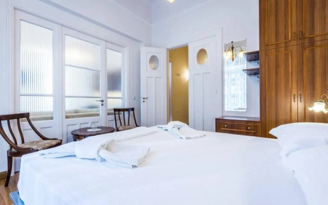 Neoclassical apartment with 3 bedrooms in Piraeus