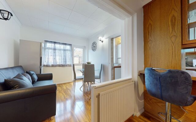 Dagenham - 4 Beds - Sleeps 8 - Wifi