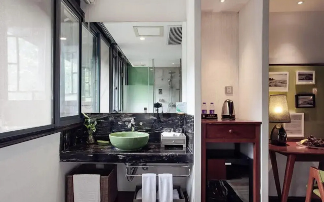 Yurong West Lake Cottage Resort