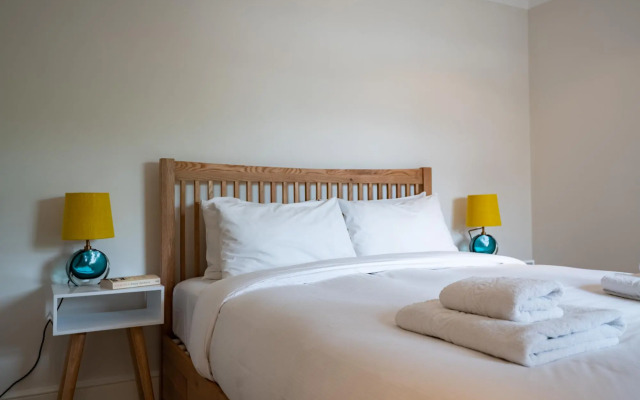 Pleasant Putney Home Close to the Tube Station