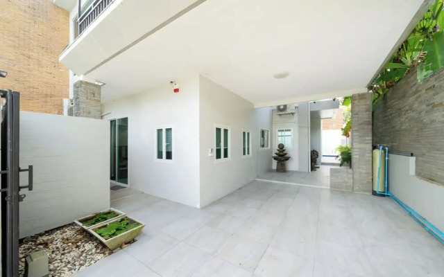 Elegant 3BR Pool Villa Sara near NaiHarn