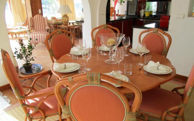 1. Meeresline Villa mit privat Pool