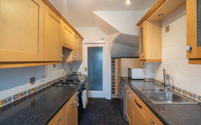 Large-2 Bed House-free Parking