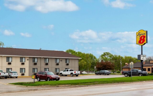 Super 8 Storm Lake