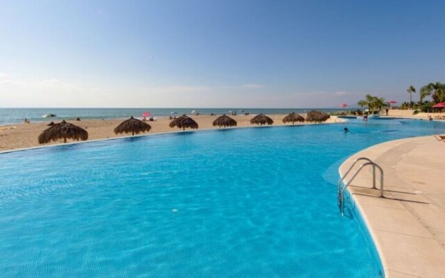 Beachfront Grand Venetian condo