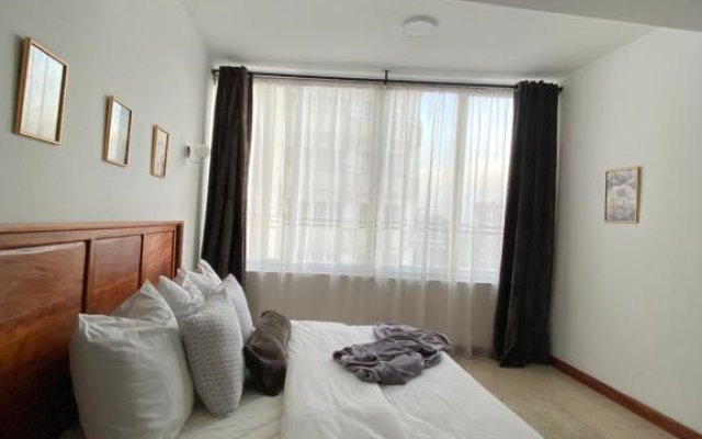 Karim house, 2 bedroom apartment with king beds, balcony view and workspace in Kilimani Nairobi