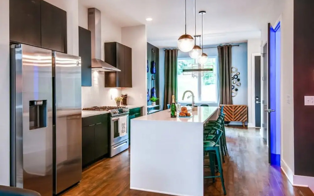 Elvis-themed 13 Beds Rooftop City Views