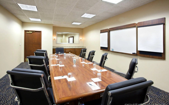 Отель RL Cleveland Airport West