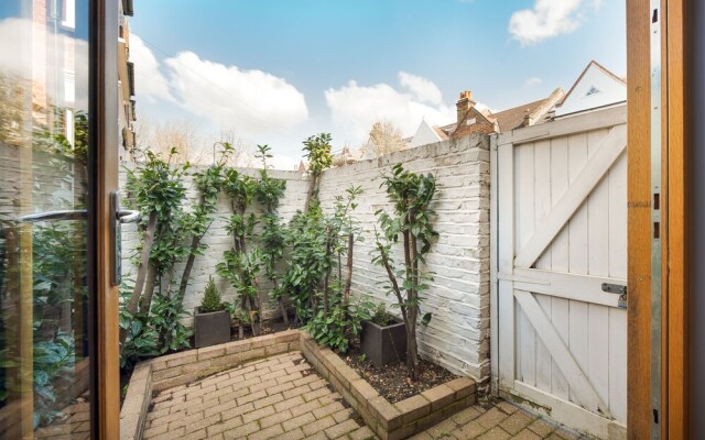 Sensational Chiswick House With Courtyard Garden by Underthedoormat