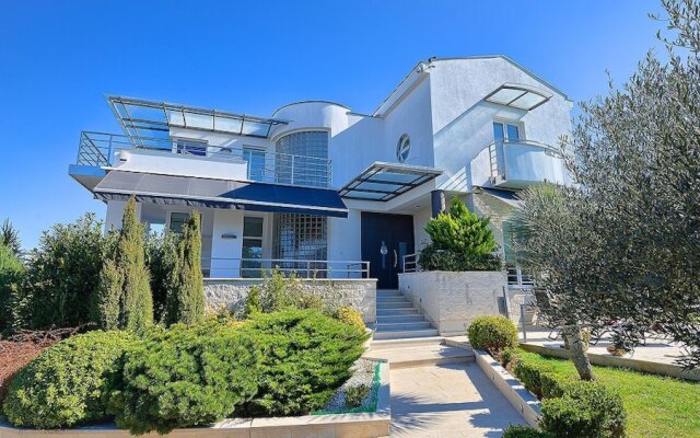 Villa Aylin, 5-bed, Next to the sea