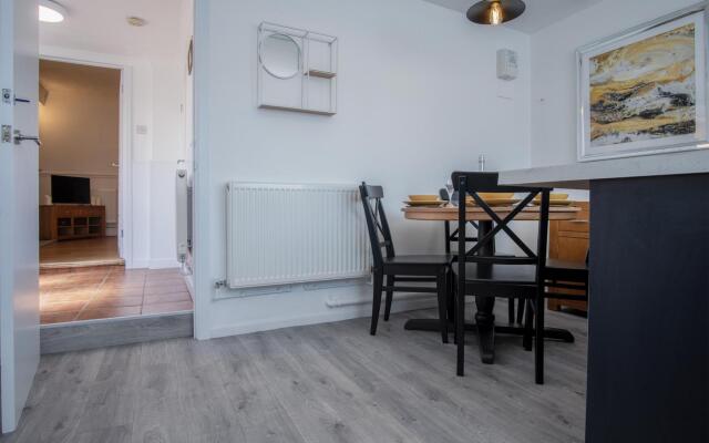 Ivy Cellar - 2 Bedroom Apartment - Tenby