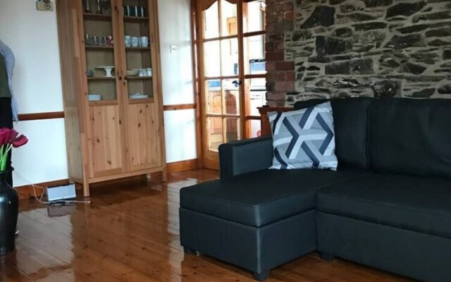 Lovely Apartment Overlooking the Harbour & bay